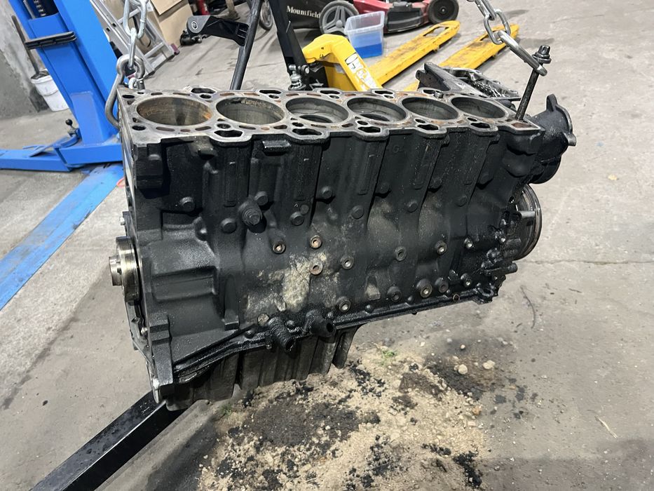 Słupek Blok Silnika M57 535d 272km żeliwo bmw e60 e61