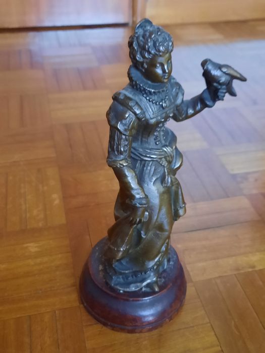 Estátua decorativa - Dama com falcão