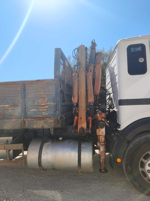 Camião Mercedes com grua