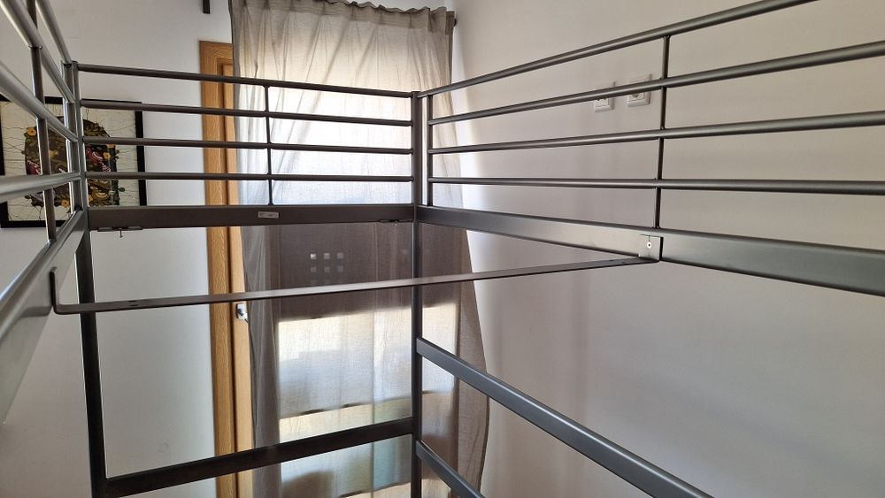 Cama com secretária