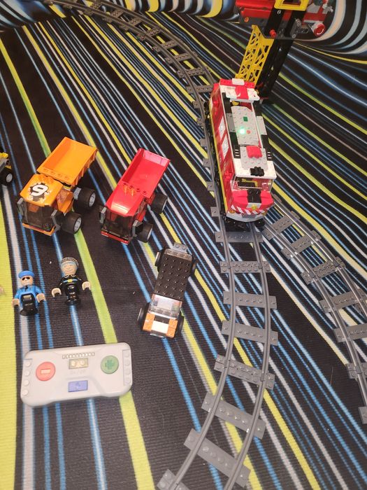Klocki Playtive pociąg towarowy na pilota ,tory  , plus Lego pojazdy