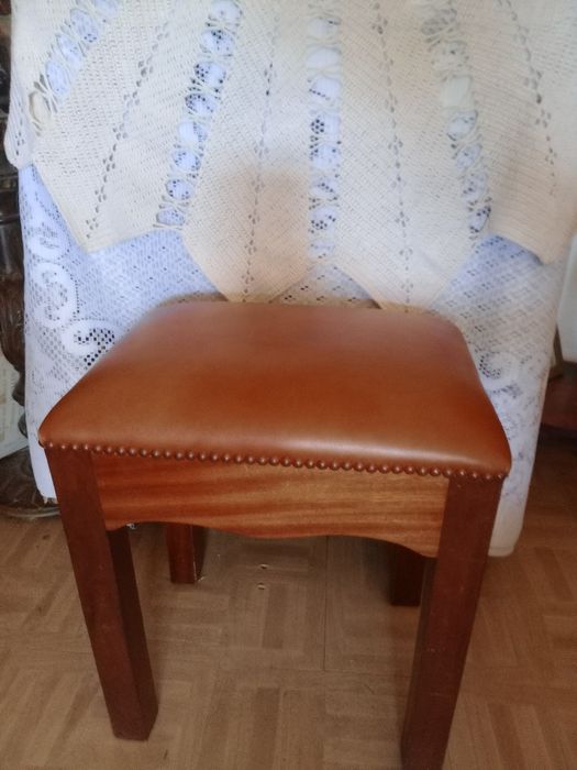Banqueta em madeira maciça e assento estofado