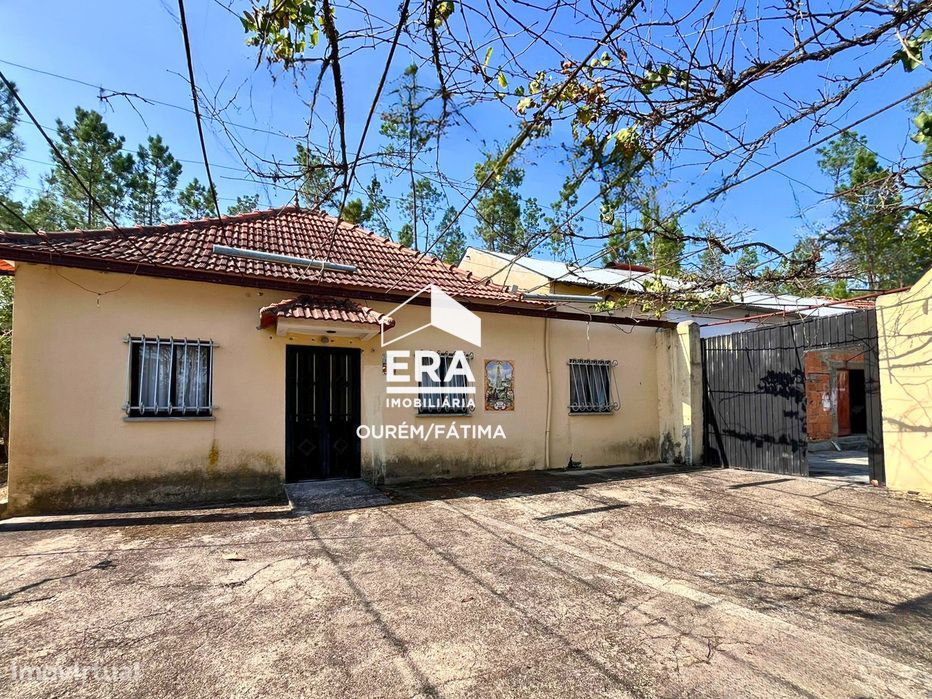 Moradia T3 implantada num terreno com 3.855m2 em Casal Domingos João