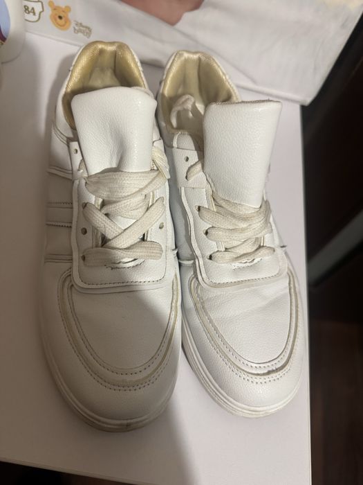 Білі кросівки.