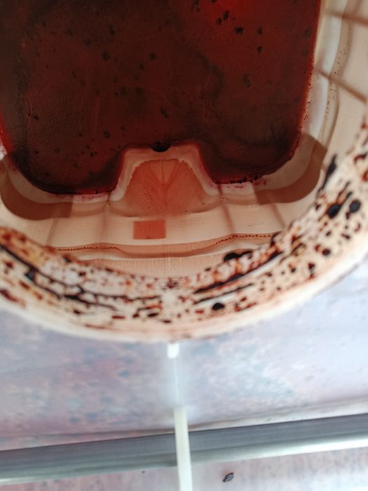 Єврокуб у металевій обрешітці на піддоні.