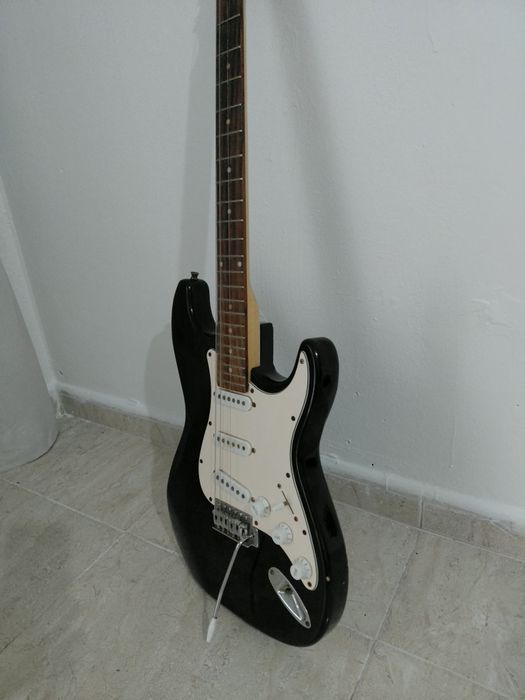 Guitarra elétrica tem falta de 3 cordas