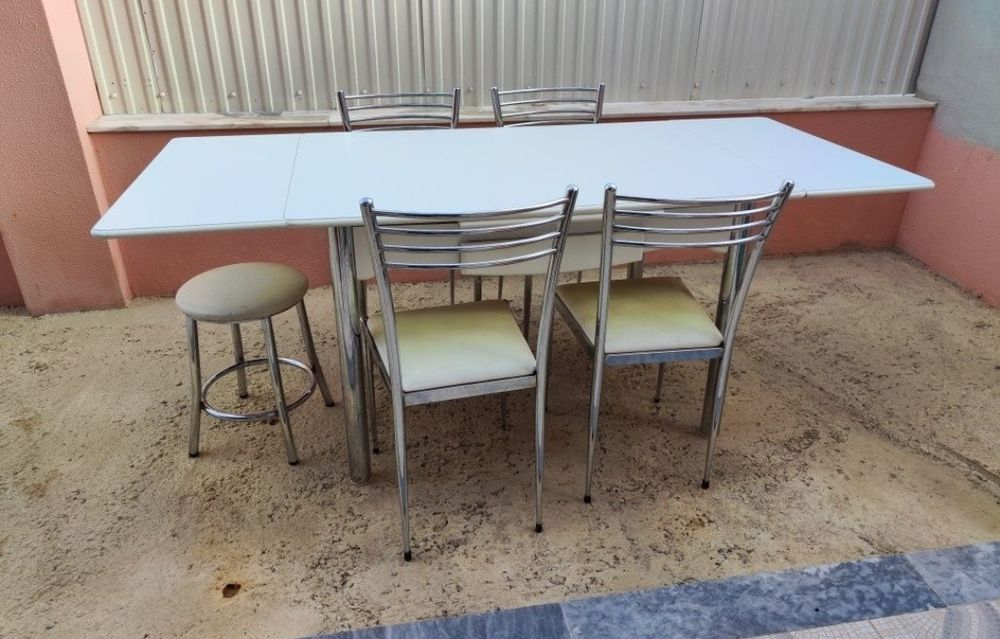 Conjunto mesa 4 cadeiras e um banco