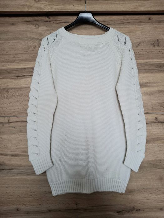 Biały długi sweter