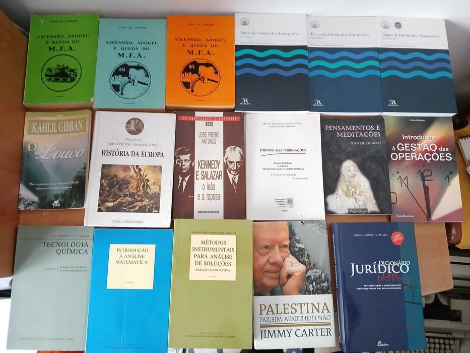 Livros de vários estilos literários