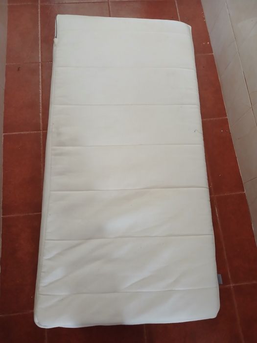 Cama de viagem e colchão de espuma