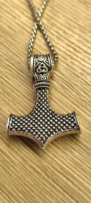 Męski naszyjnik w stylu wikinga z młotem.