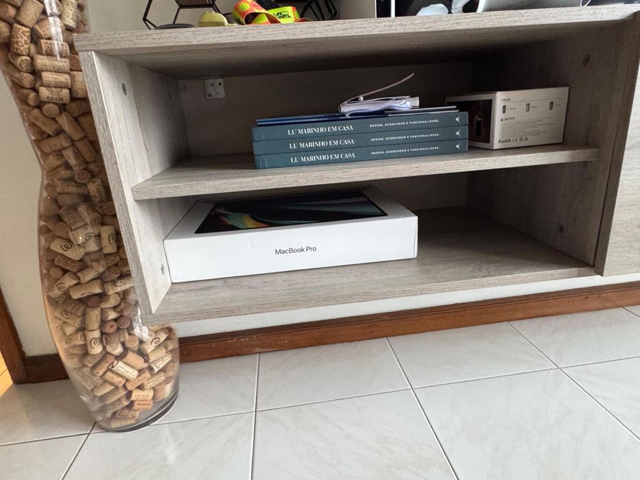 Móvel de sala suspenso em carvalho e branco