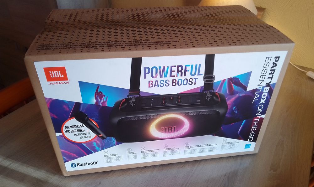 Coluna JBL PartyBox On-The-Go Essential, em estado novo