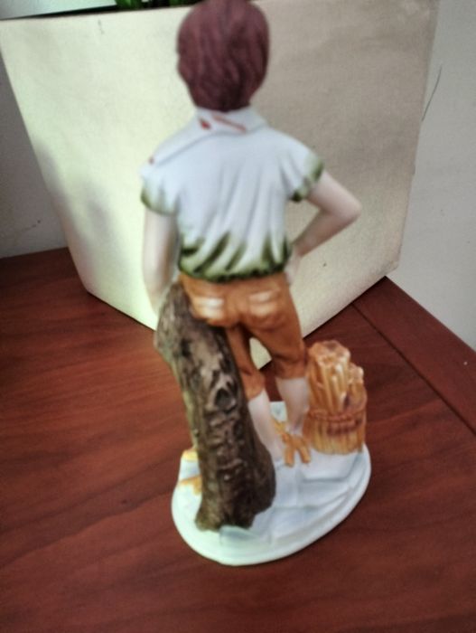 Antiga Estatueta em Porcelana Pintada à Mão - Menino Camponês (22 cm)