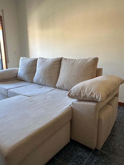 Sofá chaise longue reversivel e dois puffs nos braços