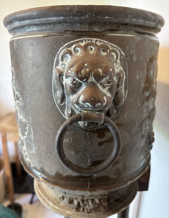 "Cache-pôt" de jardim, clássico, em latão.