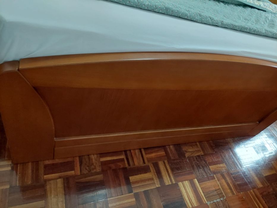 Cama de casal e colchão, em excelente estado