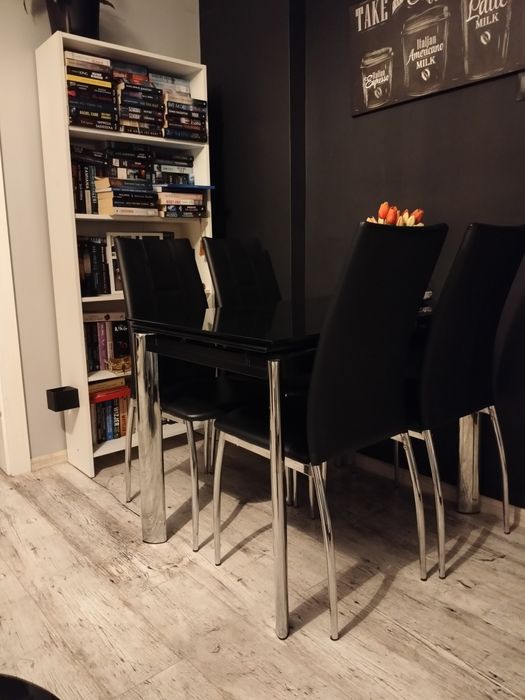 Stół szklany rozkładany z krzesłami