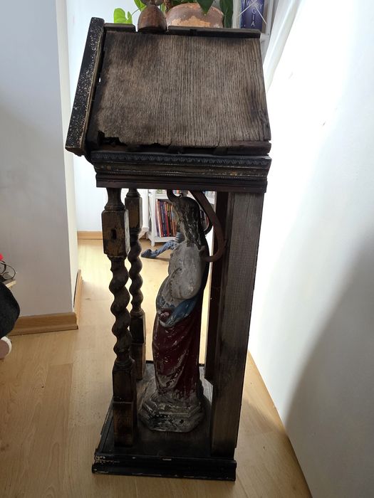 Stara, retro kapliczka święta, drewniana, święta figura, Jezus,