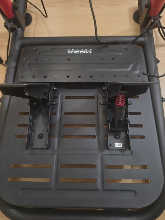 Volante MOZA R5 + Next Level Racing Wheel Stand Lite 2.0