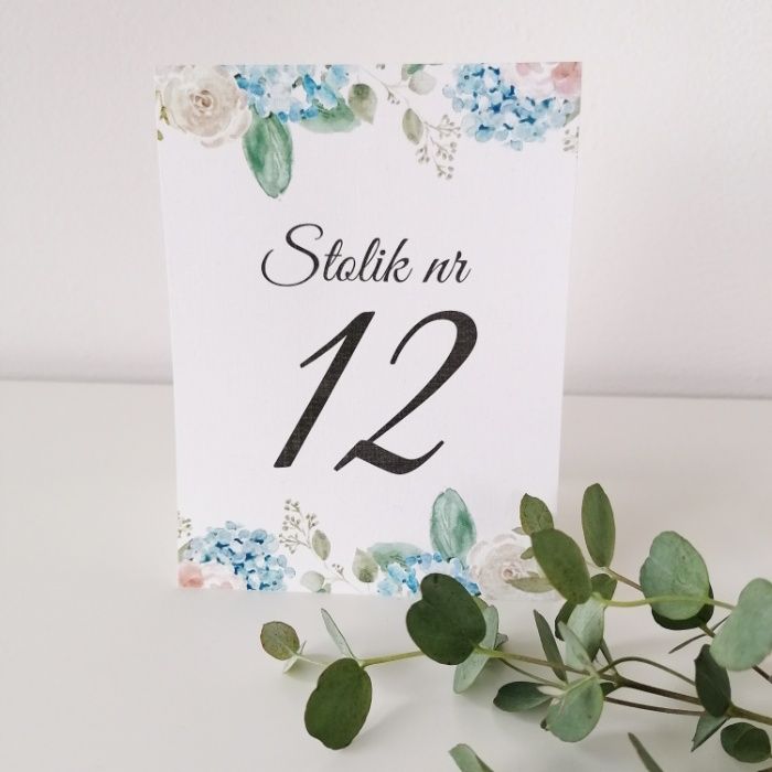 Numerki na stół weselny w różowo-niebieskie kwiaty