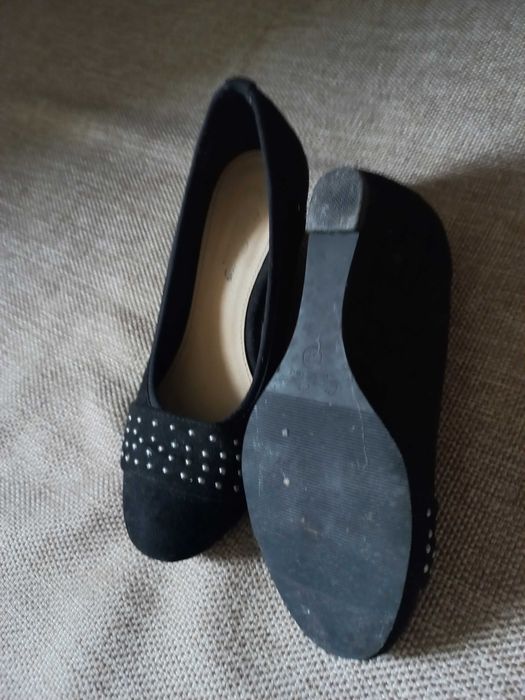 Buty czarne na koturnie