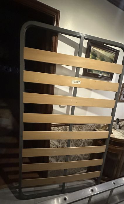 Estrado e colchao de cama (corpo e meio)