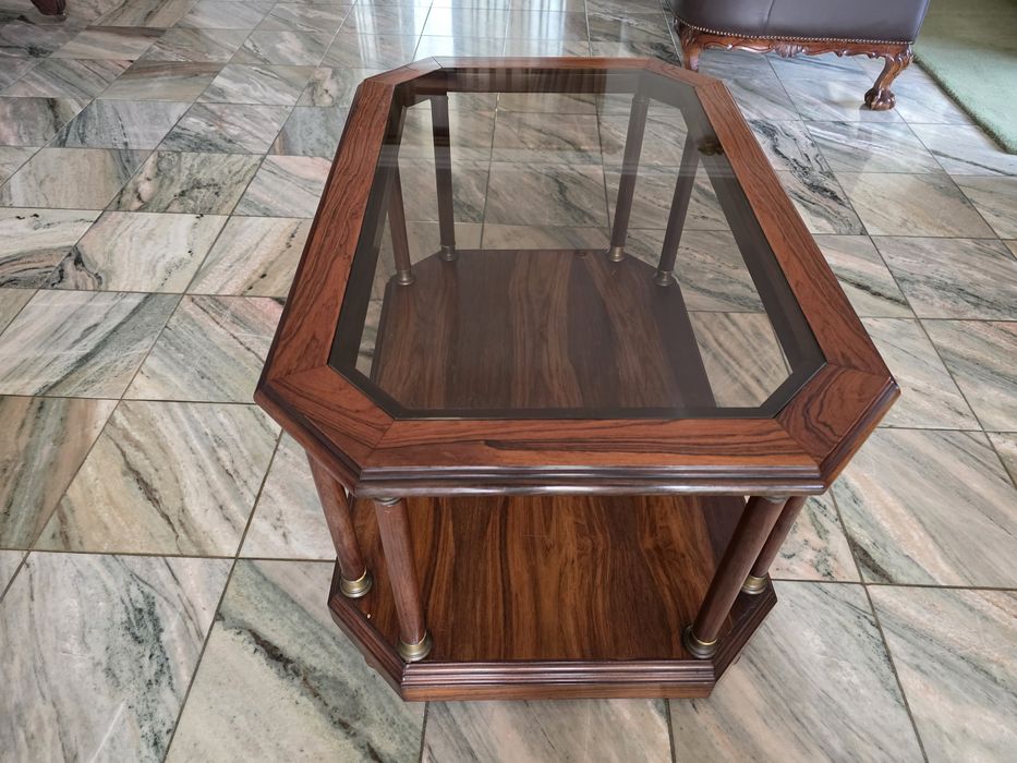 Mesa de centro para sala de estar em pau santo com tampo em vidro temperador