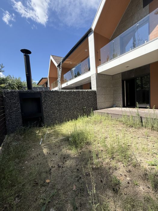 Пропонується до продажу вишуканий сучасний будинок площею 135 м² із елегантною терасою 14 м²