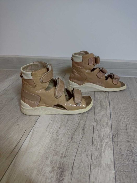 Взуття ортопедичне для дівчинки