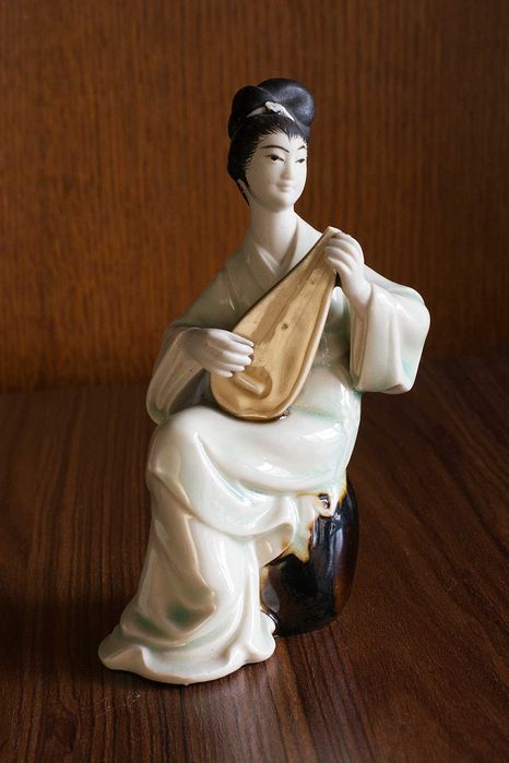 Продаю фарфоровую статуэтку