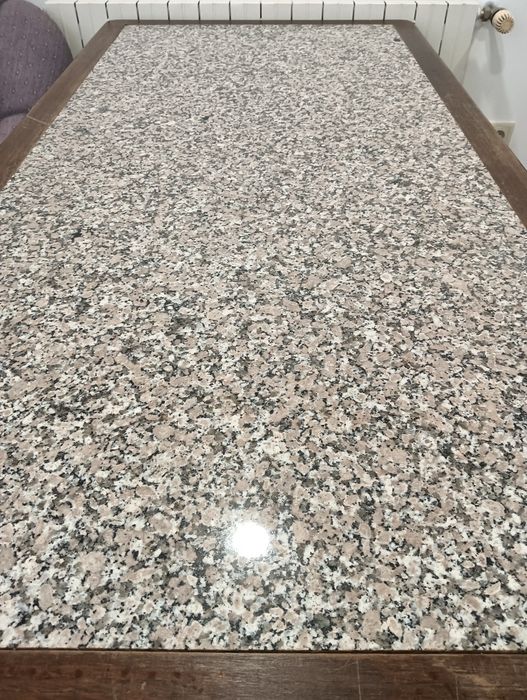 Mesa de madeira maciça em castanho