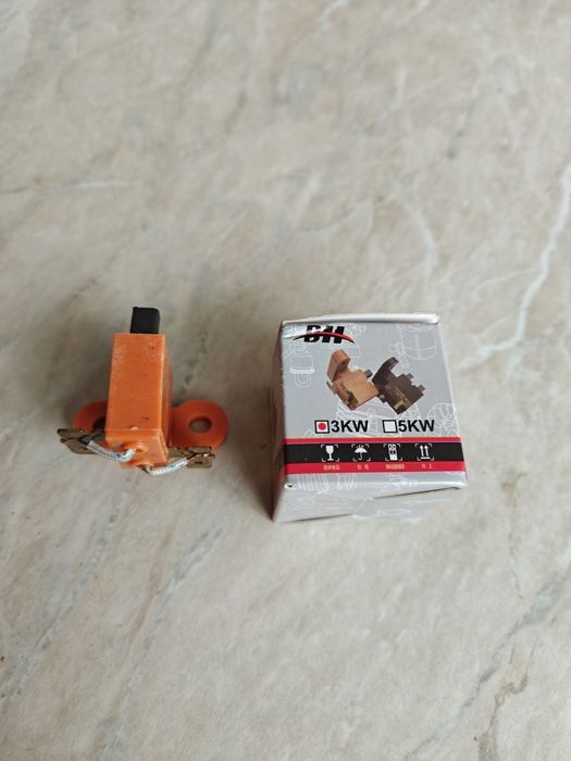 Щітки в корпусі для генератора