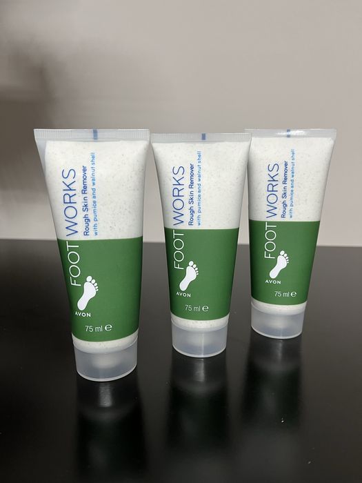 Avon piling do stóp z drobinkami skorupki orzecha  75 ml