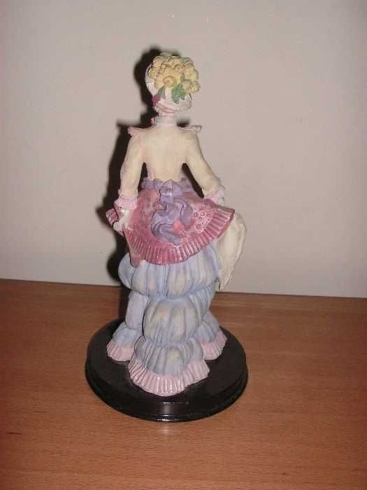 Estatueta Dama Antiga e Menina com Flores em Porcelana