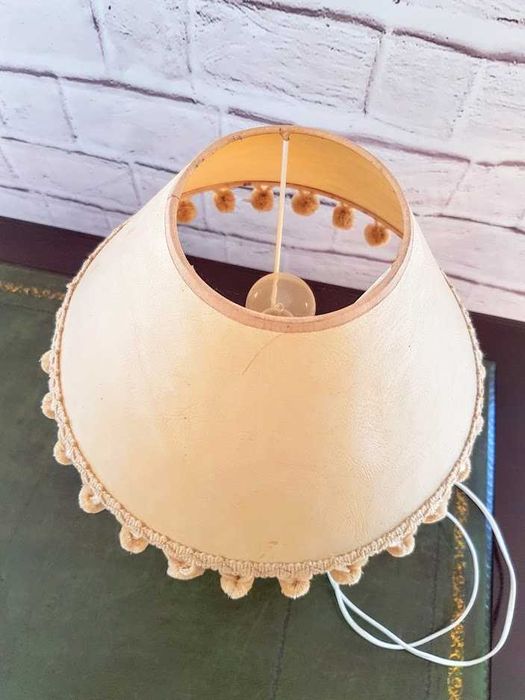 Candeeiro em faiança com abajur em pele sintética