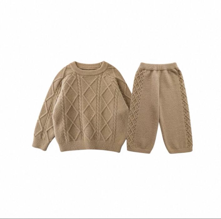 Стильний в’язаний костюм для дівчинки, зріст до 130 см.