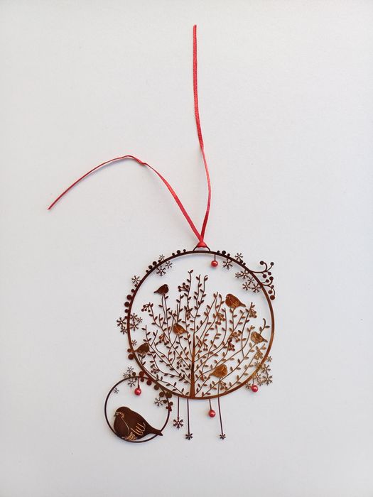 Decorative pendant, golden, featuring an image of a tree inhabited by birds64564403562881120