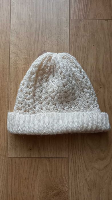 Kremowa czapeczka damska