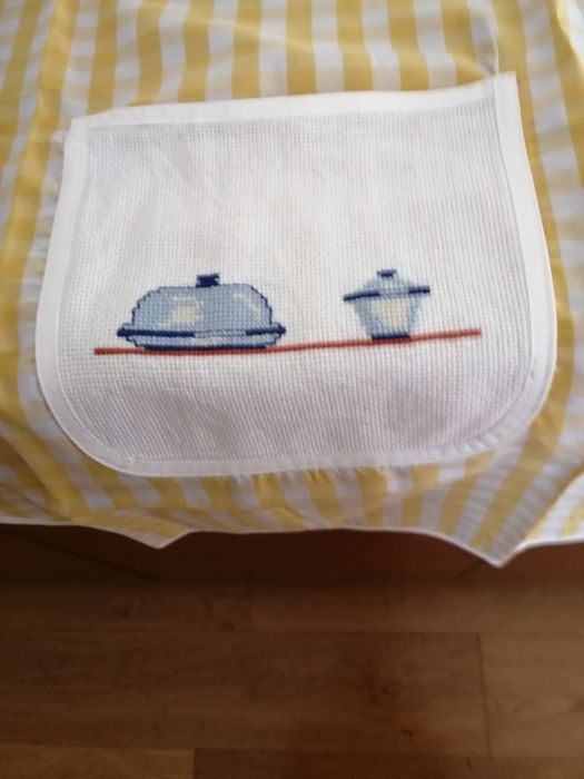 Conjunto de avental e 2 pegas bordado em ponto de cruz