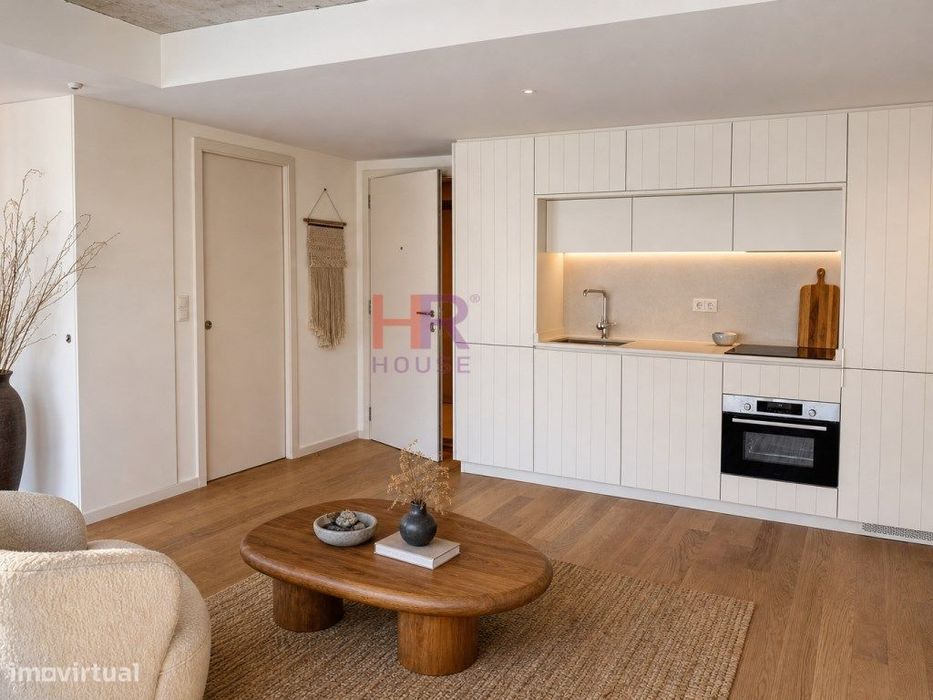 T0+1 apartment for rent next to Fórum Coimbra with private parking.