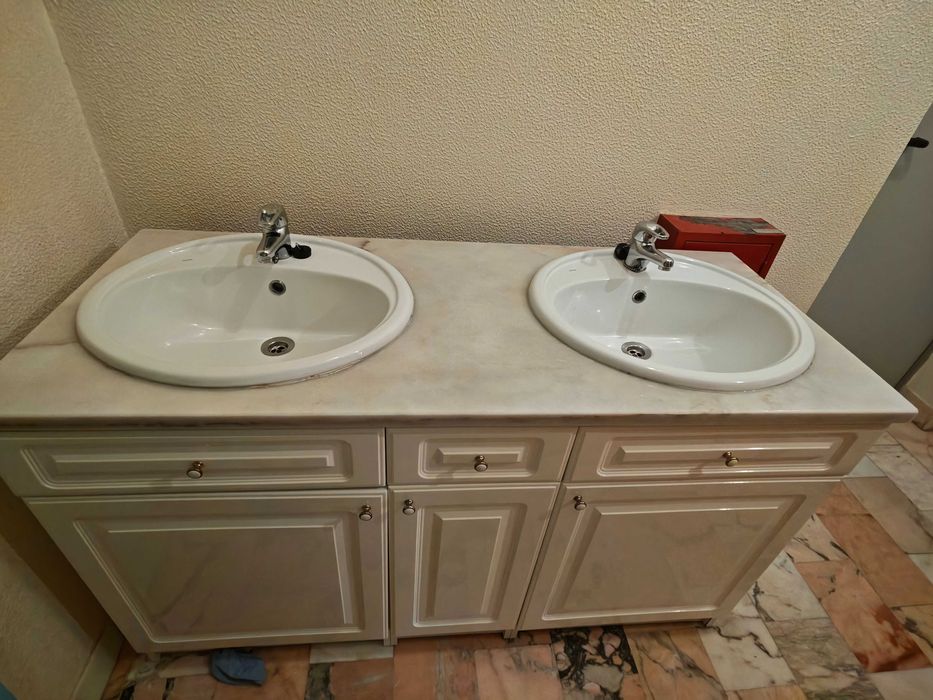 Móvel de WC com bancada em mármore + 2 lavatórios + torneiras