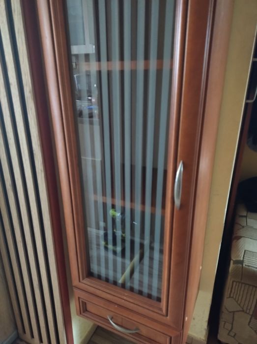 Witryna wisząca z półkami