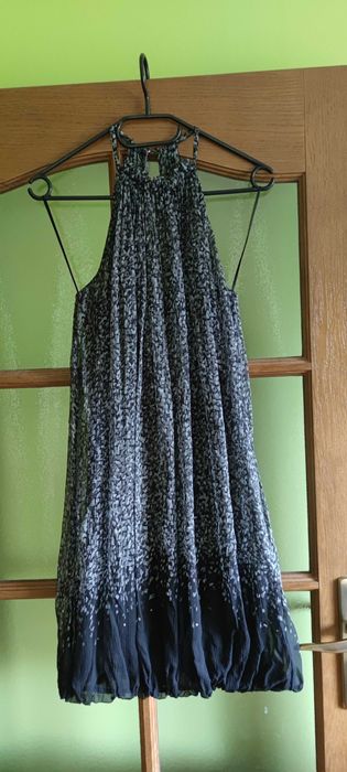 Sukienka bombka Camaieu z odkrytymi ramionami