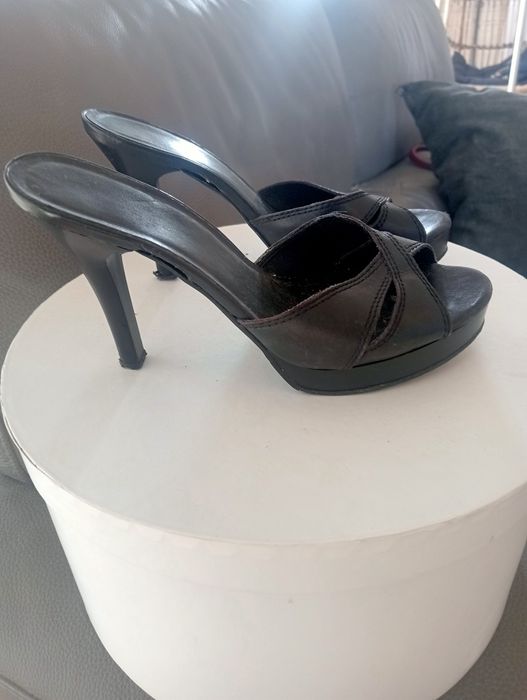 Sandálias Arezzo pretas pele genuína 37