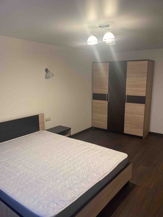 Здається трьохкімнатна в тихому центрі  з гаражем.