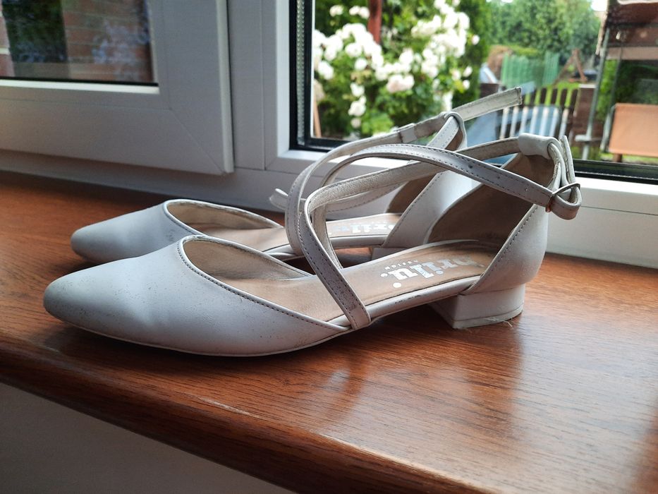 Białe buty ślubne płaskie