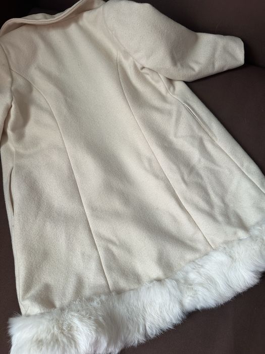 Пальто оздобленно натуральним хутром