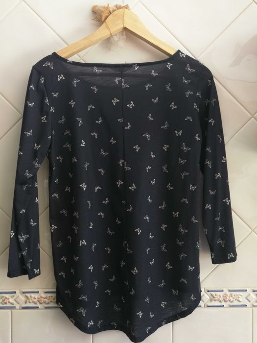 Blusa azul com borboletas