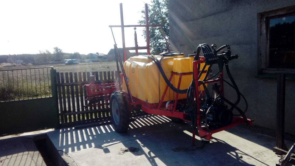 Ciągany opryskiwacz polowy 1200L, belka 15m, hudraulicznie podnoszony